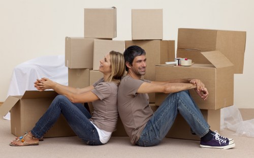 Local removal truck suitable for flat and house moves in Roehampton