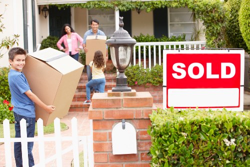 Careful transport of boxes and furniture in Roehampton